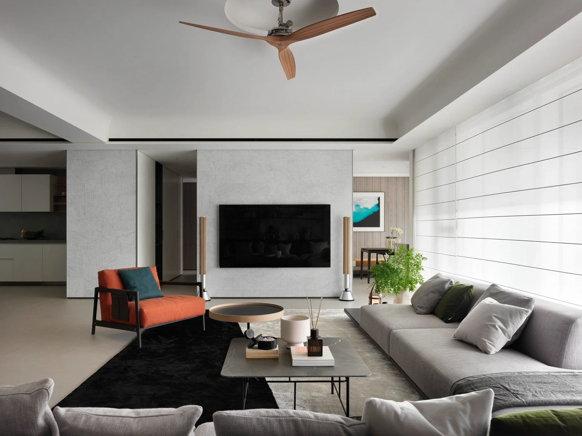 珥本設計｜大面積石材電視牆：BOFFI HOME II 台中七期豪宅客廳採 SALVATORI 細直紋大理石與不鏽鋼金屬飾條收邊 BOFFI經典吊扇