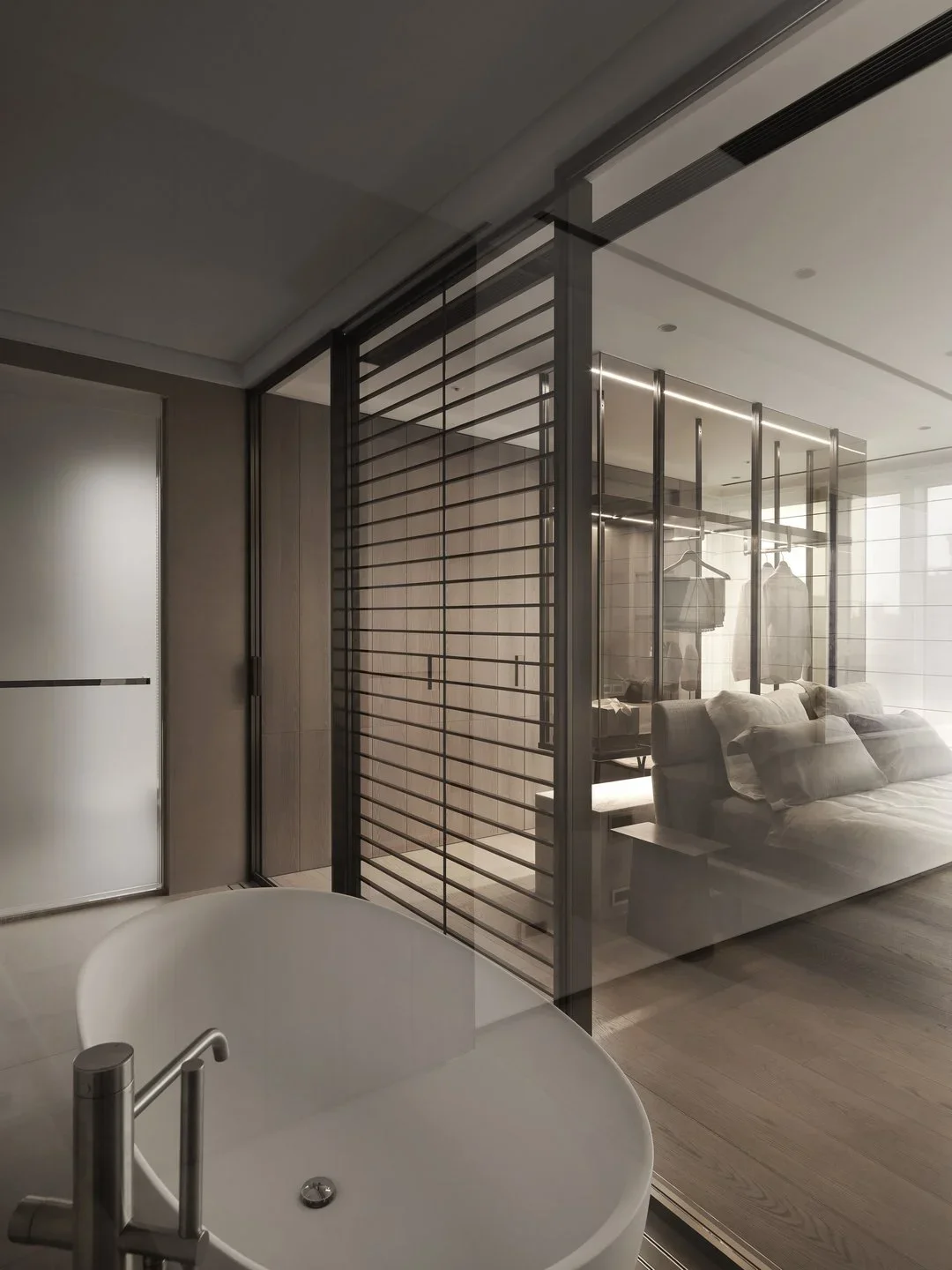珥本設計｜豪宅主衛浴設計：BOFFI HOME II 大坪數主浴獨立浴缸，黑色鍍鈦格柵與玻璃隔門穿透至主臥更衣間