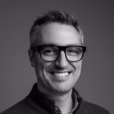 Retrato en blanco y negro de Luis Perez Aracil, CEO y Fundador de DC Departamento Creativo agencia de branding marketing online de Alicante