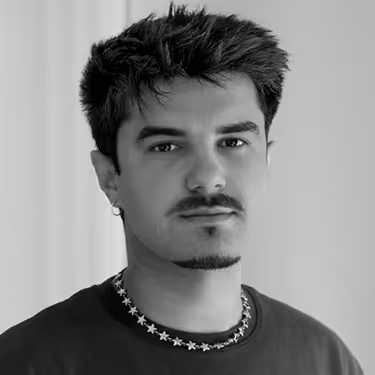 Retrato en blanco y negro de Julian Muños Monge, diseñador gráfico y creativo en DC Departamento Creativo