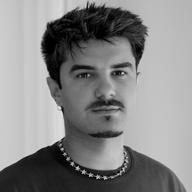 Retrato en blanco y negro de Julian Muños Monge, diseñador gráfico y creativo en DC Departamento Creativo