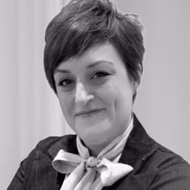 Retrato en blanco y negro de Claudia Egio, administrativa y coordinadora en DC Departamento Creativo