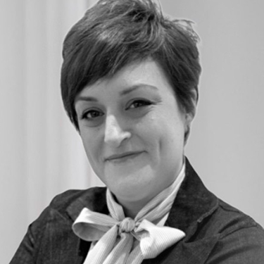 Retrato en blanco y negro de Claudia Egio, administrativa y coordinadora en DC Departamento Creativo