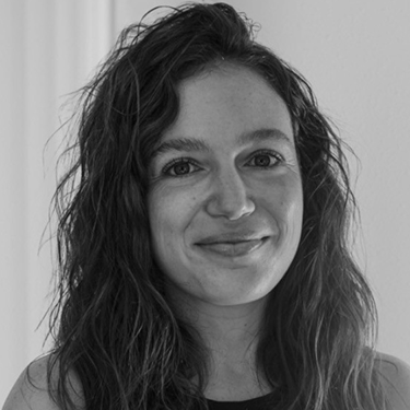 Retrato en blanco y negro de Olga Ruiz Gasch, executive manager en DC Departamento Creativo