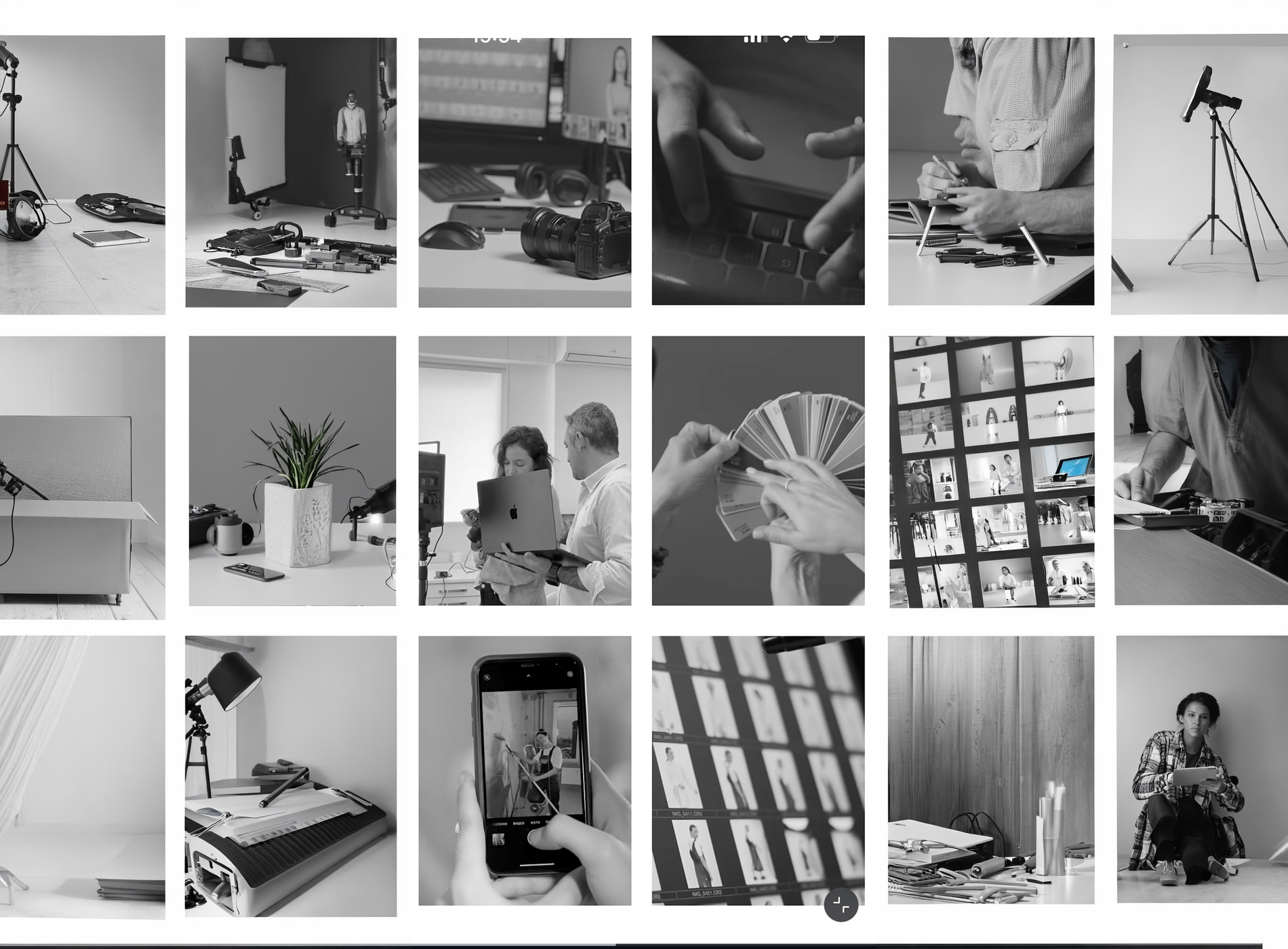 Cubos Rubik con iluminación en colores rojo y azul con fondo oscuro y destellos de luz.