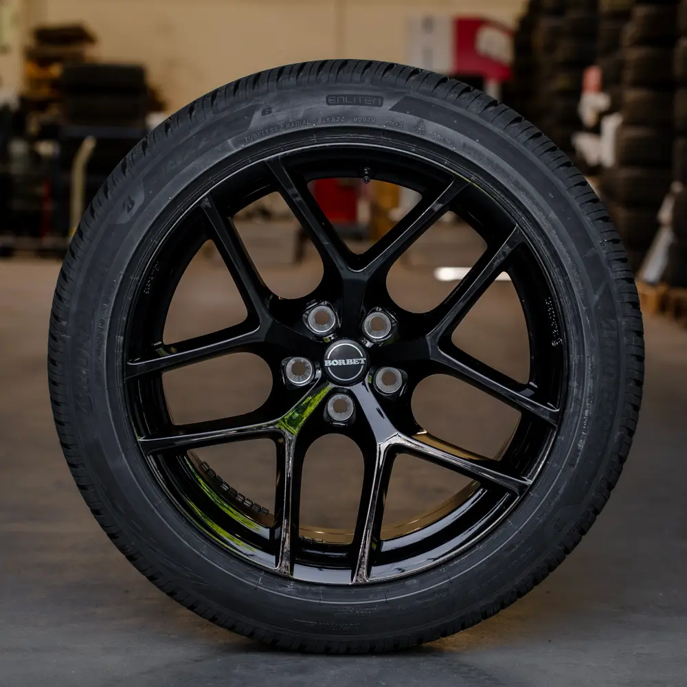 Borbet-Tesla-Glanzfelgenrad mit Bridgestone Reifen