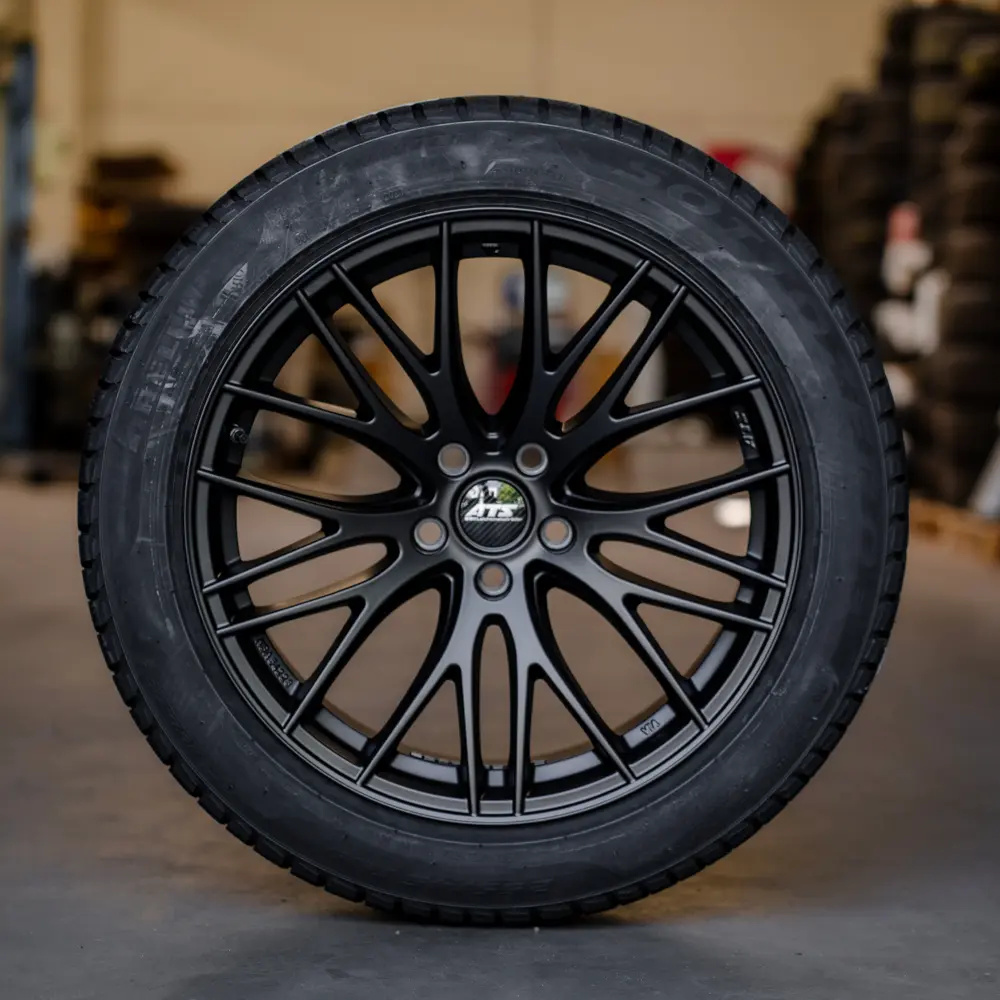 ATS-Tesla-Laufrad mit Pirelli-Reifen