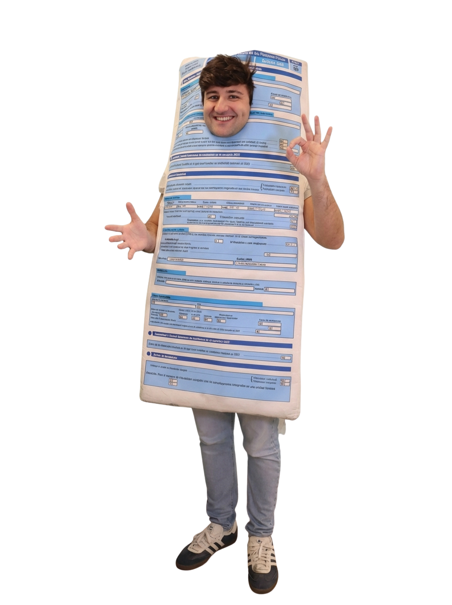 Persona usando su teléfono móvil para descargar y comenzar una declaración fiscal desde la app.