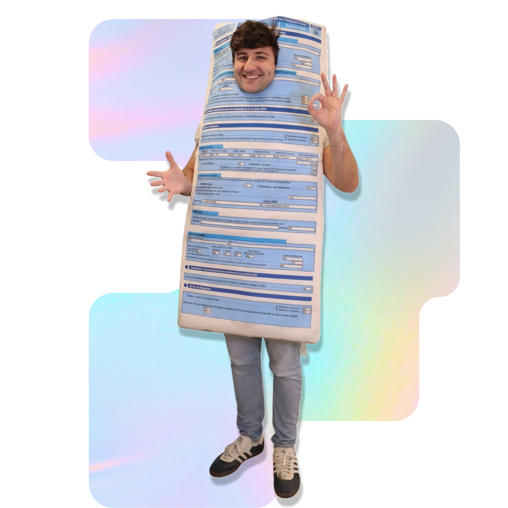 Persona usando su teléfono móvil para descargar y comenzar una declaración fiscal desde la app.