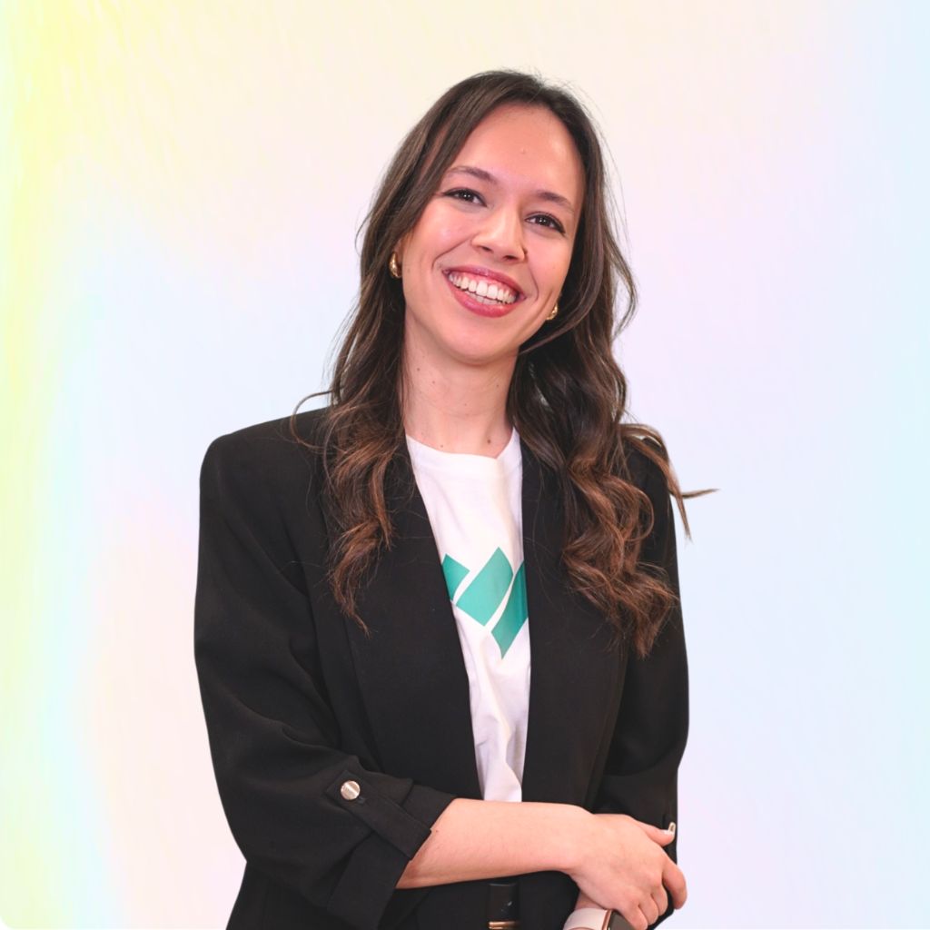 Asesora fiscal de TaxDown sonriendo lista para ayudarte