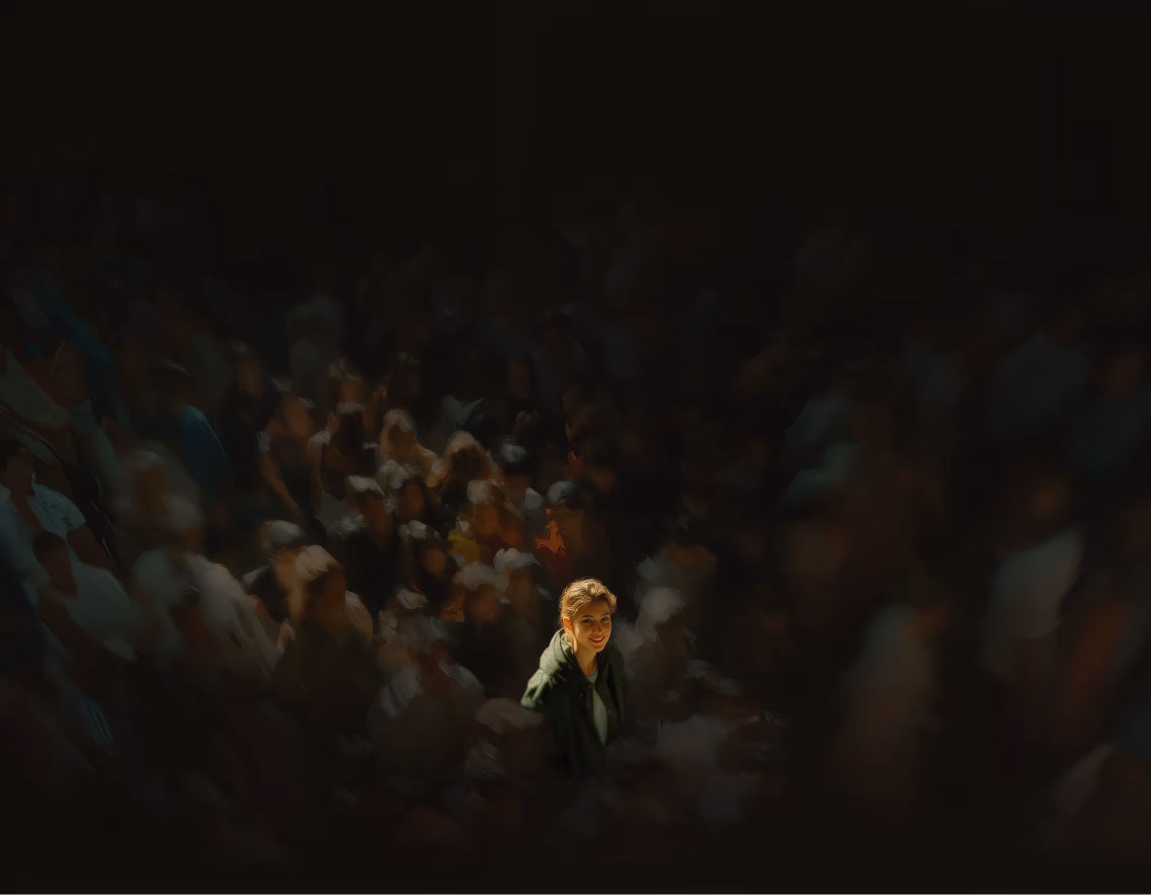 Person assis dans une grotte sombre regardant une fissure illuminée avec des fleurs colorées et des herbes environnantes.