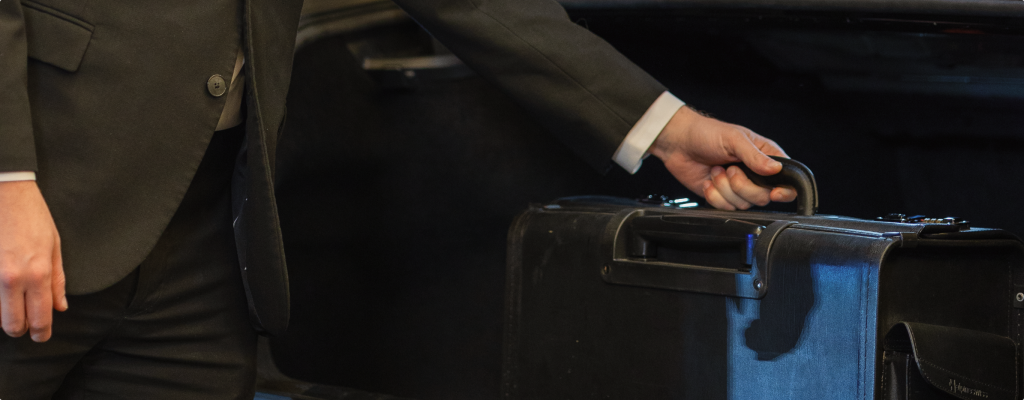 a clear guide to every Las Vegas airport transportation option, from private chauffeured cars to taxis, rideshare and shuttles, so you can choose the right ride before you land.
