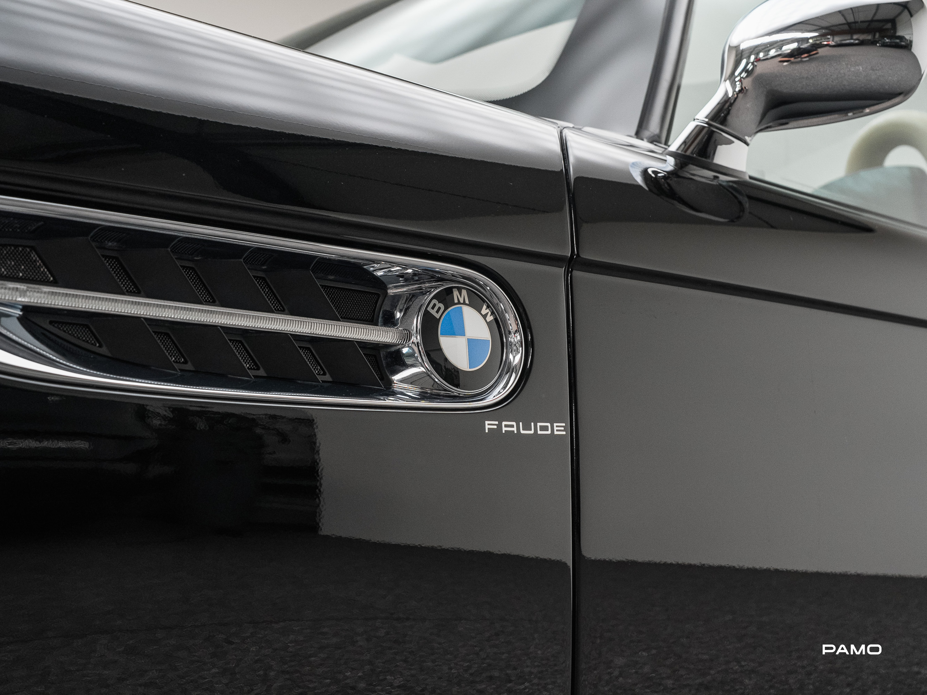 000_BMW_Z8-27.jpg