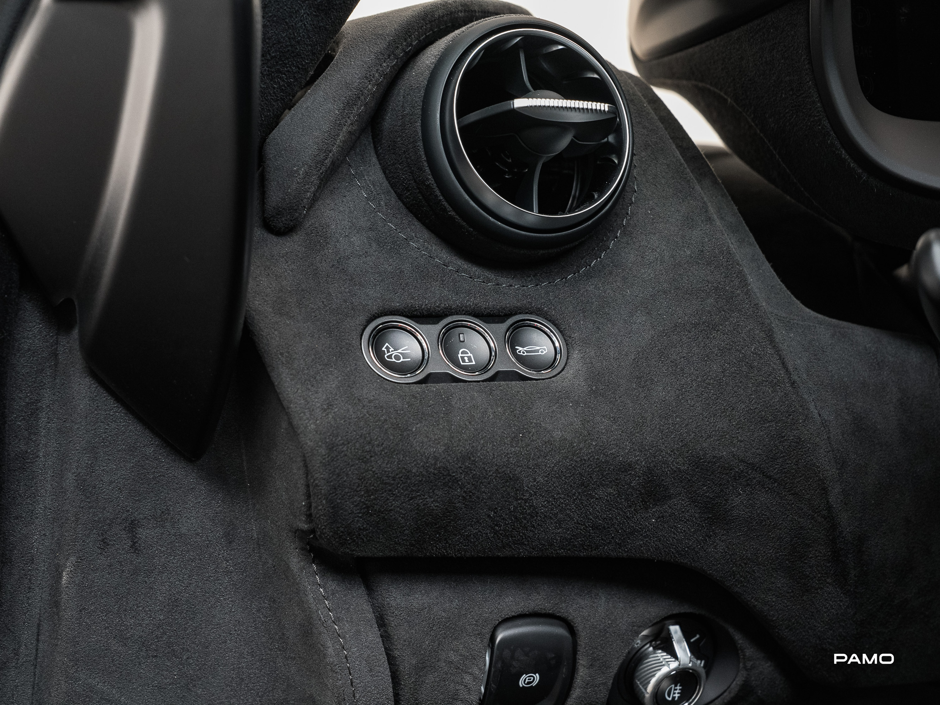 1067_McLaren_750s-27.jpg
