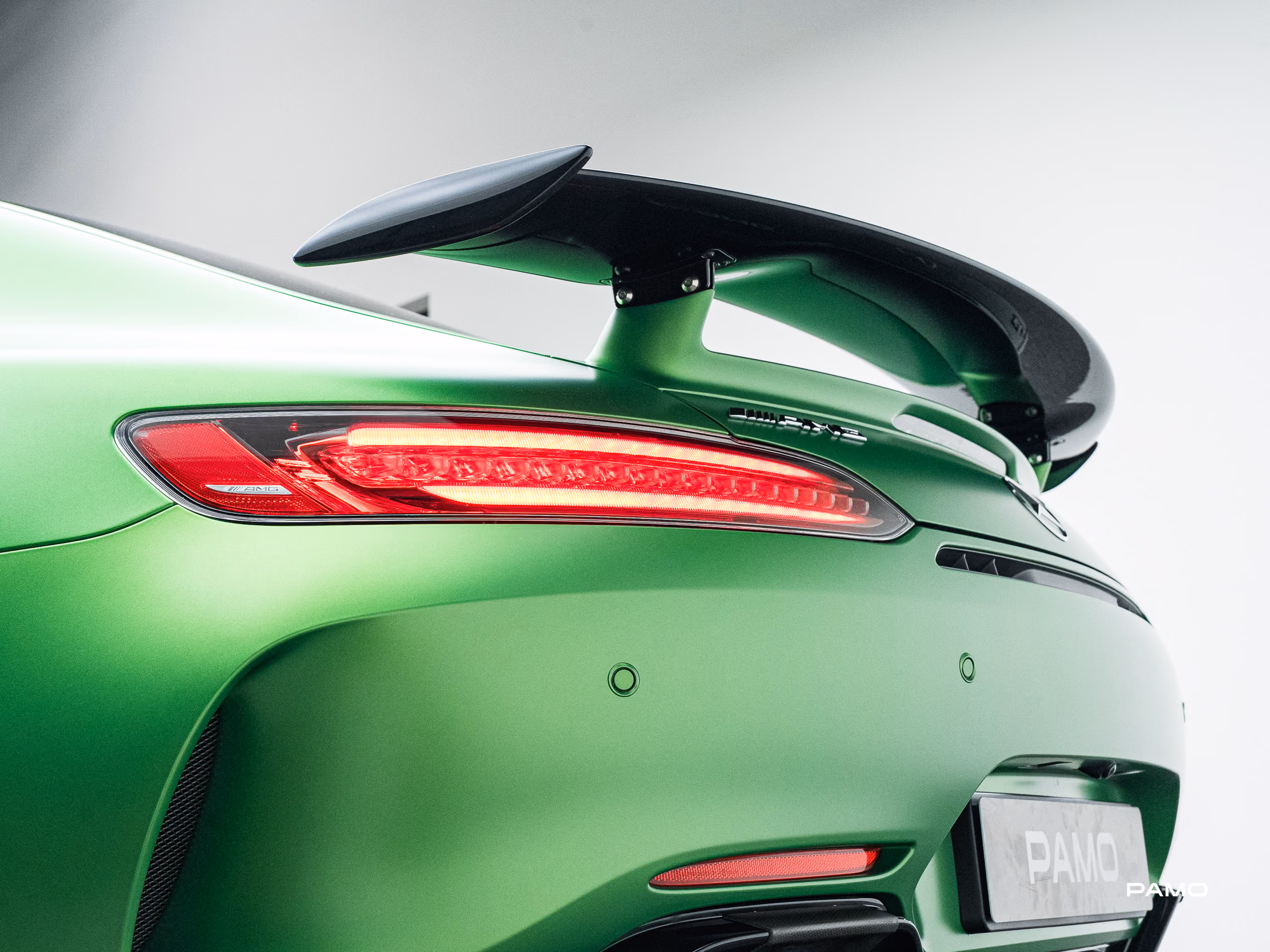 1541_Mercedes_AMG_GT_R_green-16.jpg