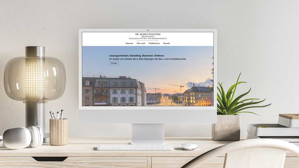 Website von Dr. Marco Koletsis, Rechtsanwalt und Fachanwalt für Bau- und Immobilienrecht, auf einem iMac dargestellt