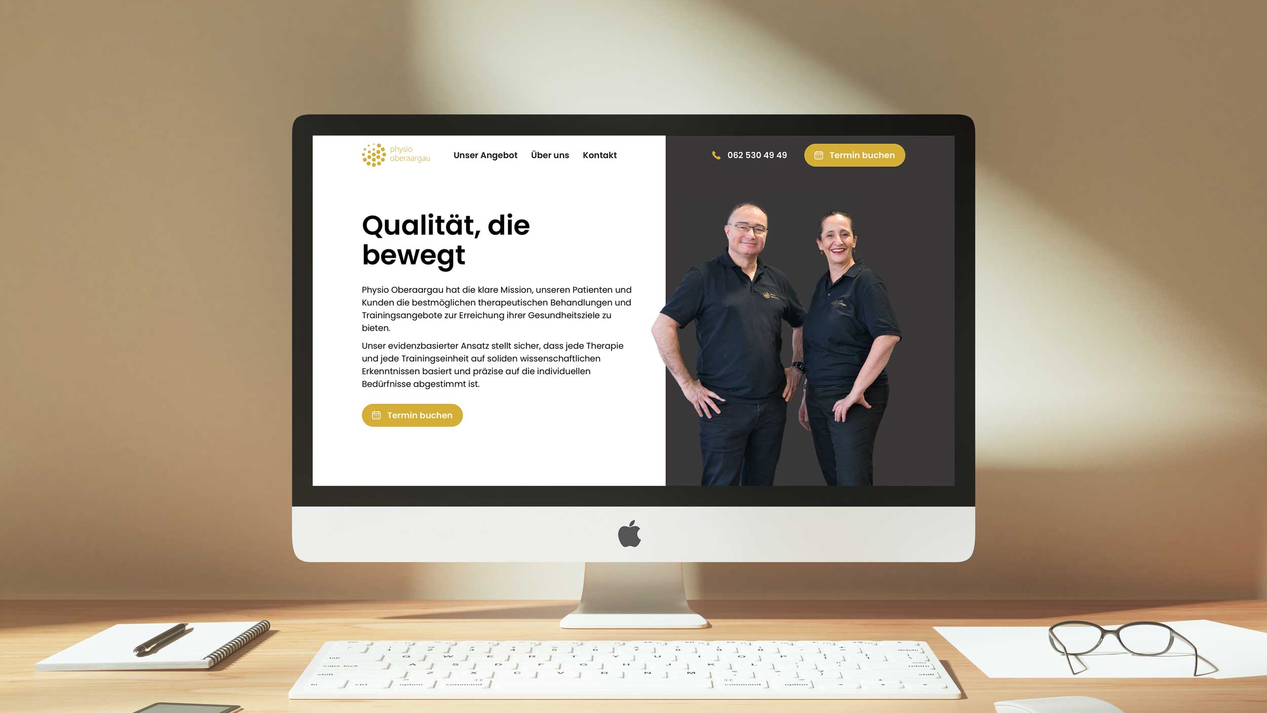 Physio Oberaargau Website auf einem iMac, Headline "Qualität, die bewegt" mit Teamfoto zweier Therapeuten