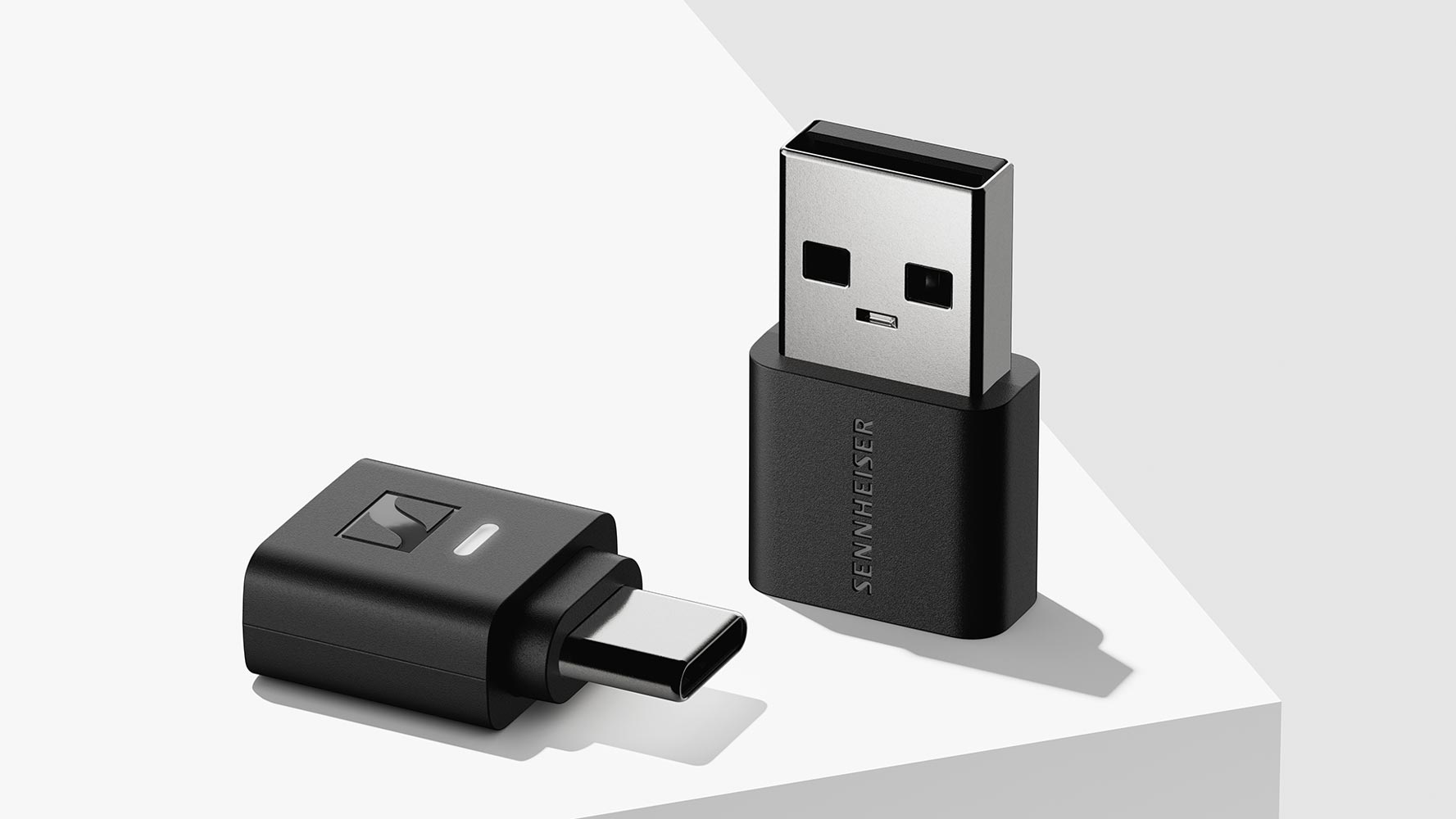 Schwarzer Sennheiser USB-C auf USB-A Adapter in kompakter, rechteckiger Bauform.