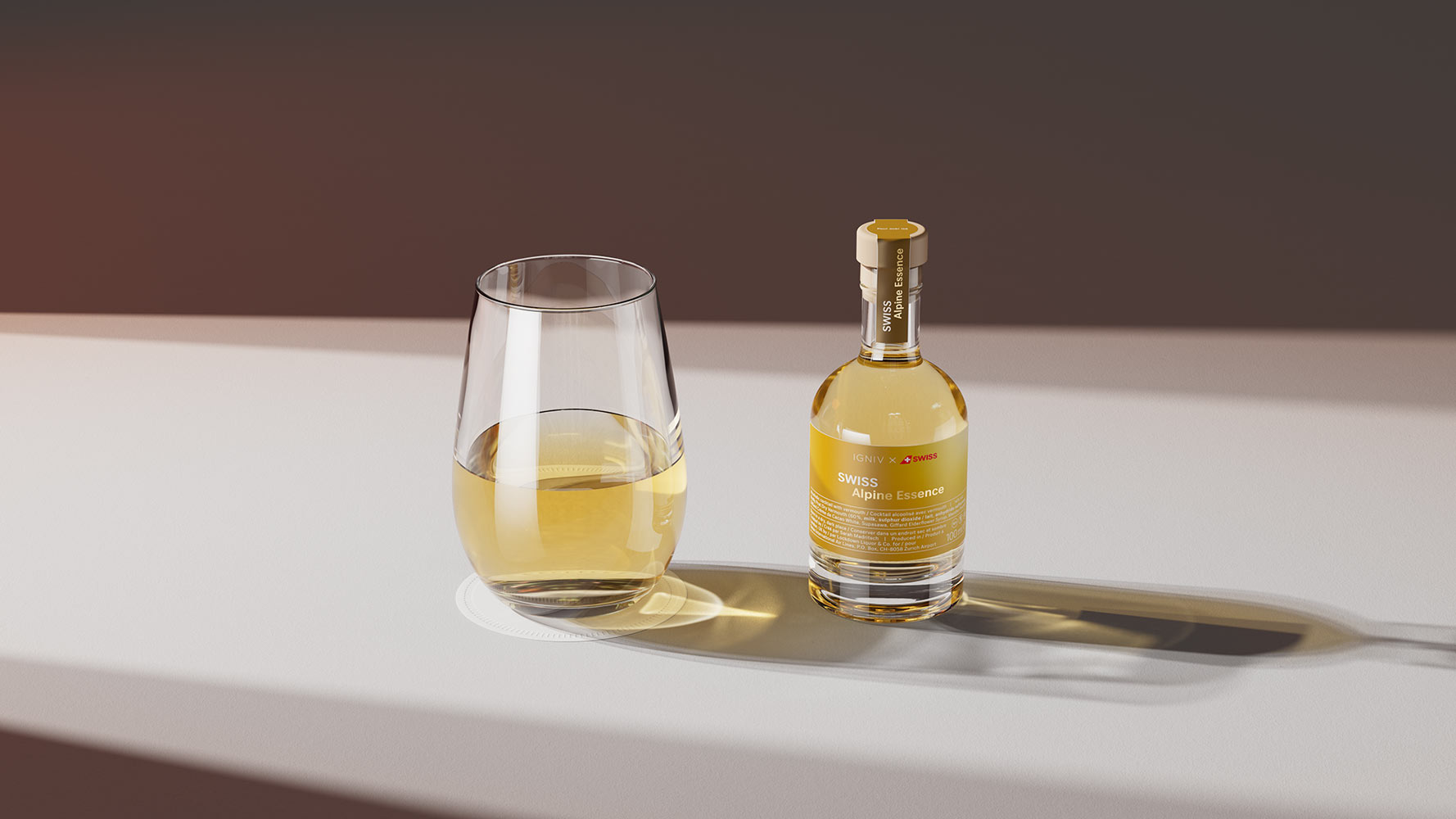 IGNIV x SWISS Alpine Essence Signature Cocktail, goldgelbes Getränk in Glasflasche und Tumbler-Glas vor warmem Hintergrund