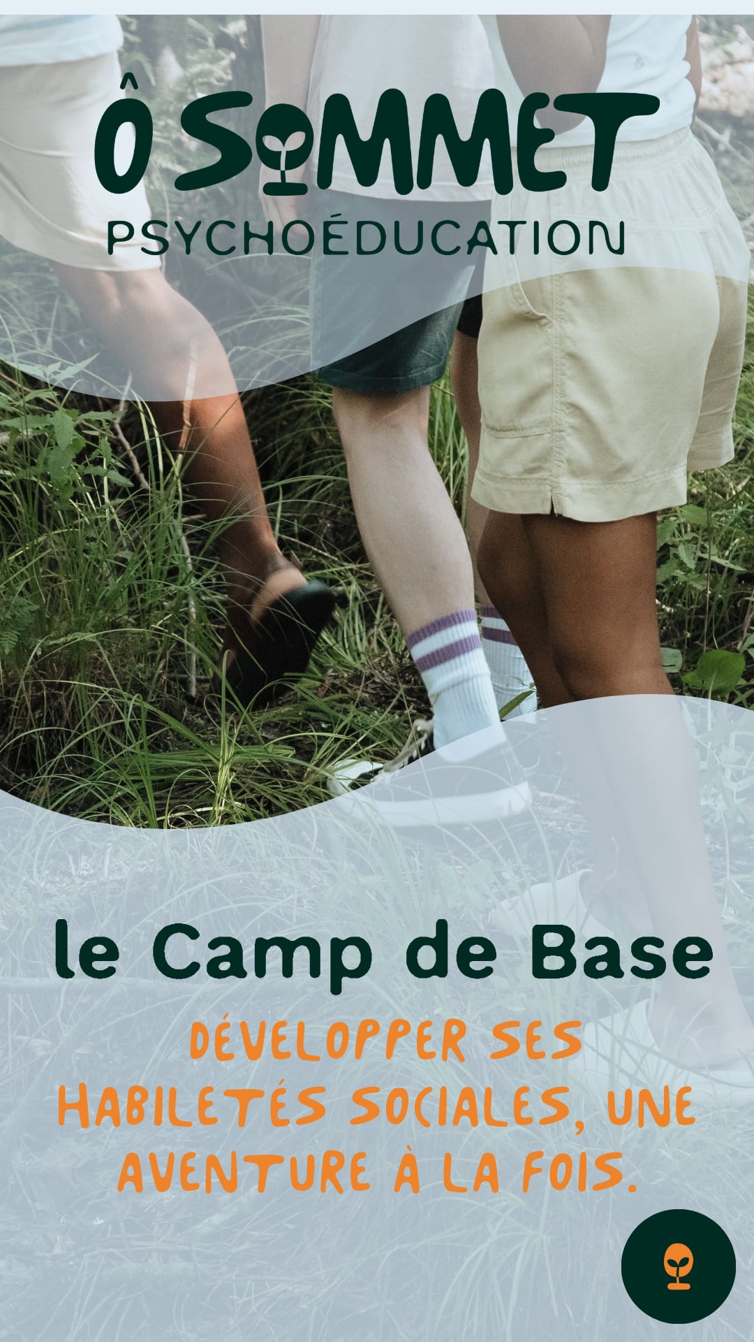 Trois jeunes marchent dans les hautes herbes d'un sentier boisé lors d'une expédition du programme Camp de Base.