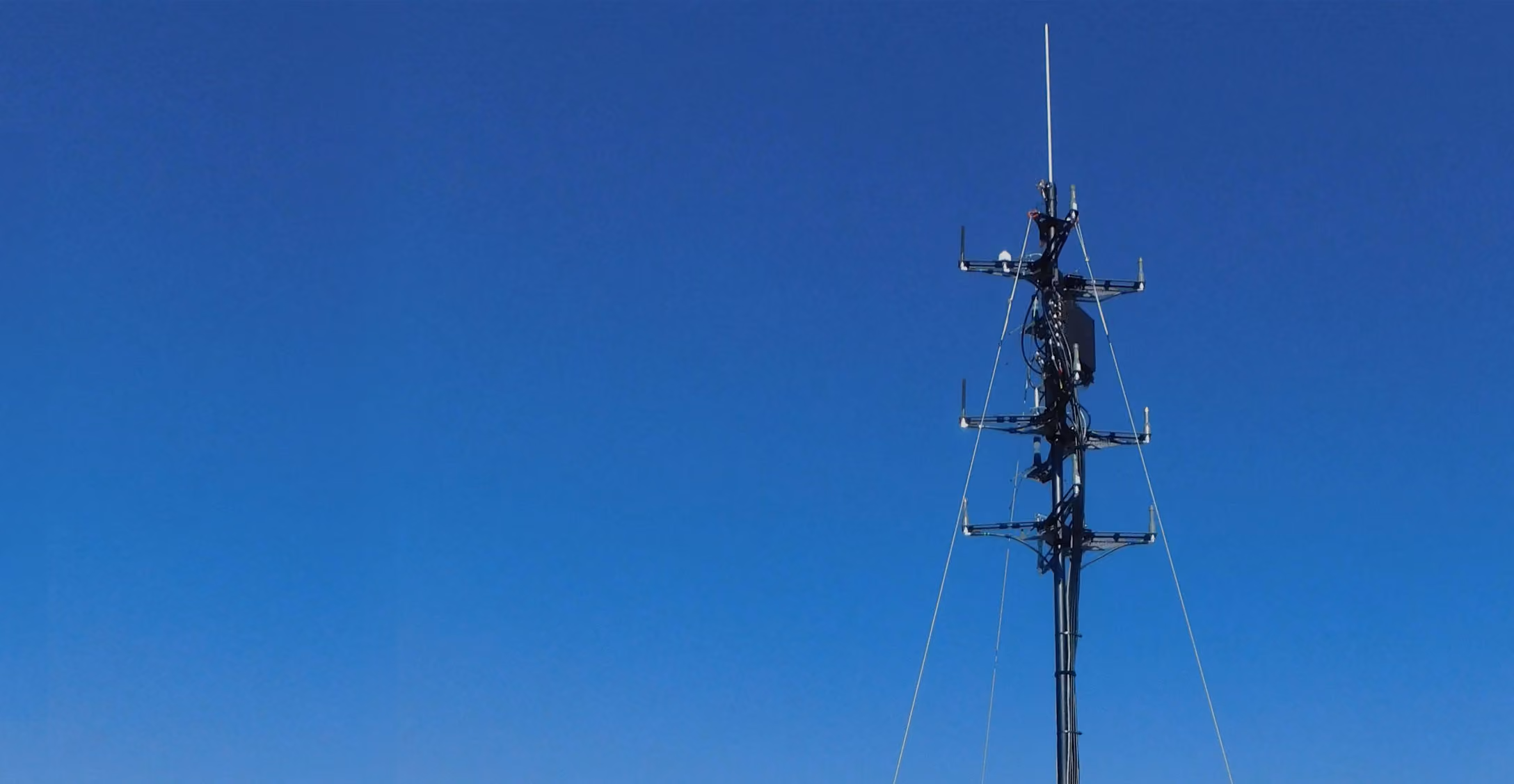 BlueSky Mast 350 Lift Series with Silvus Technologies StreamCaster MANET radio kit, product image, tactical communications application