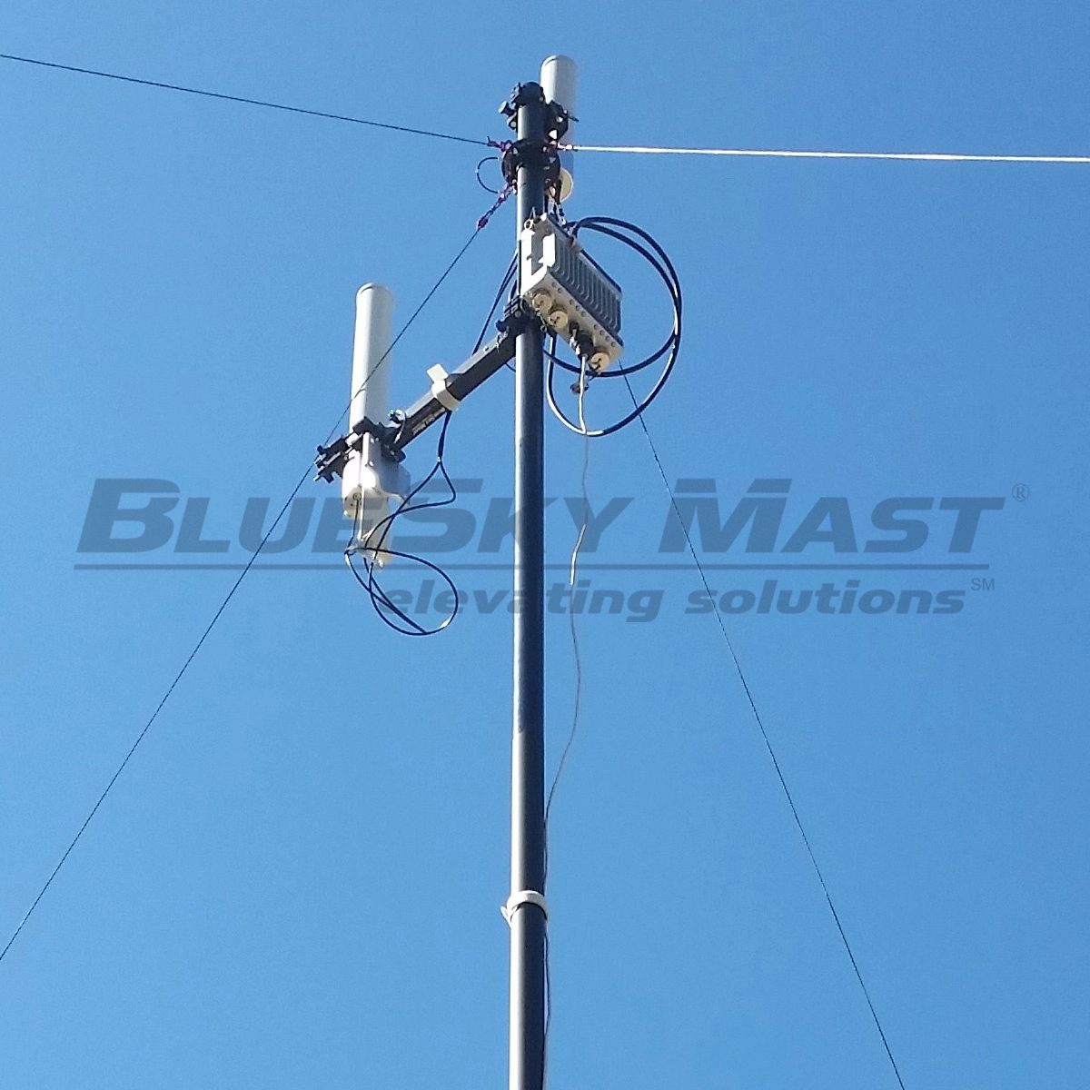 BlueSky Mast 200 Lift Series - AL2 tactical mast deployed in the field