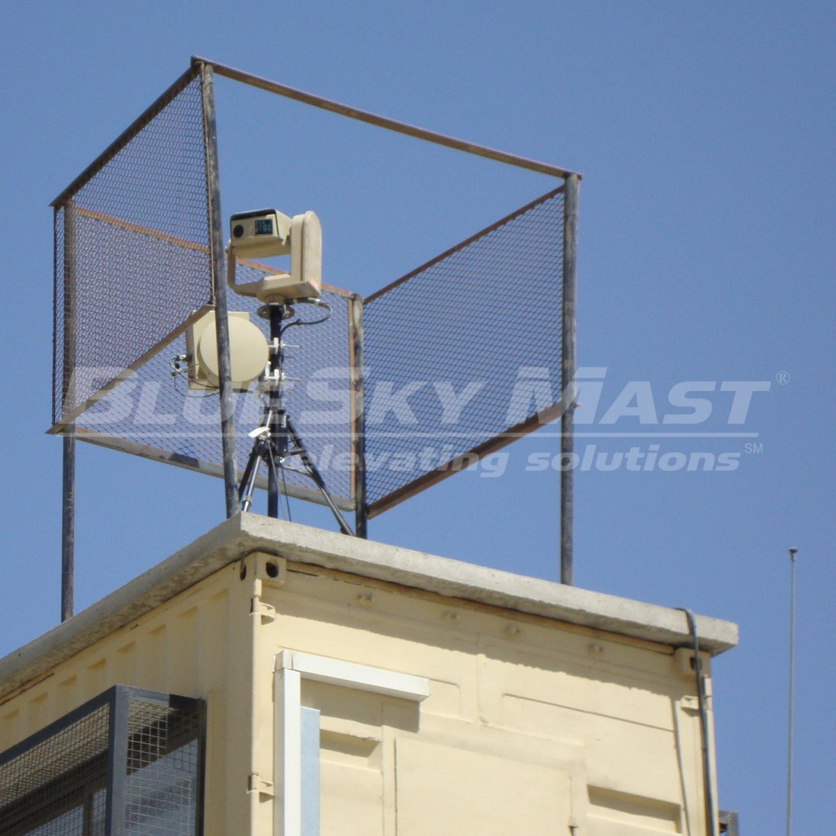 BlueSky Mast 200 Standard Series - AL2 tactical mast deployed in the field