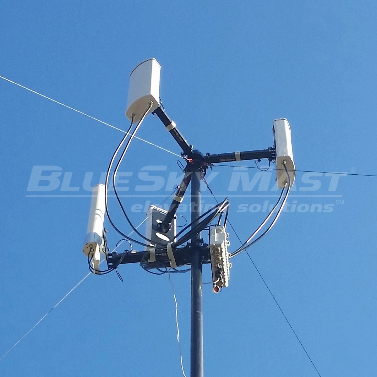 BlueSky Mast 200 Lift Series - AL2 tactical mast deployed in the field