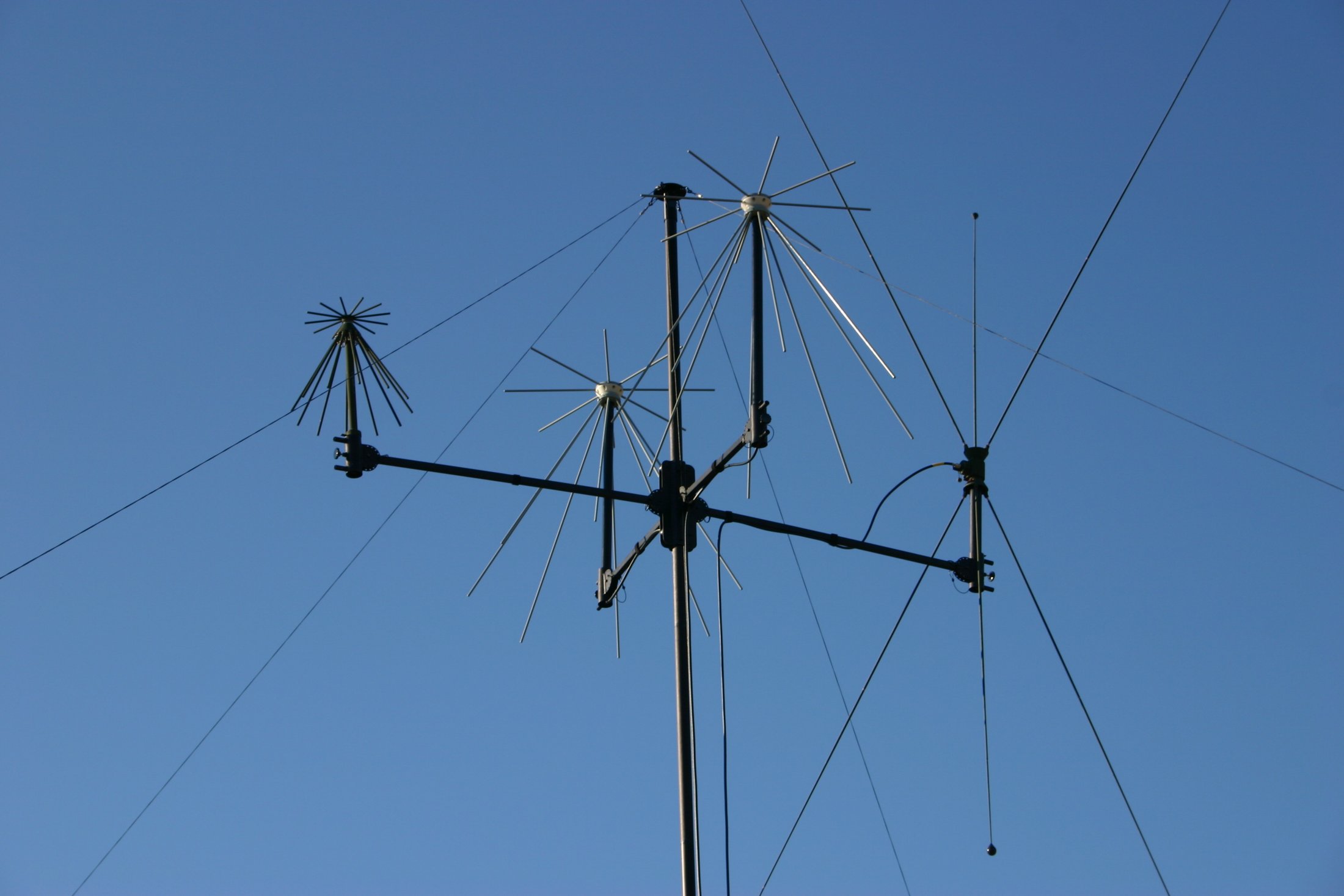 BlueSky Mast with wideband direction-finding antenna array, EW and SIGINT