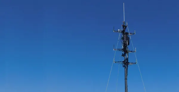 BlueSky Mast 350 Lift Series with Silvus Technologies StreamCaster MANET radio kit, product image, tactical communications application