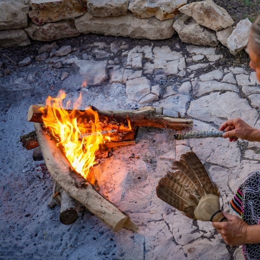 שומרת אש
