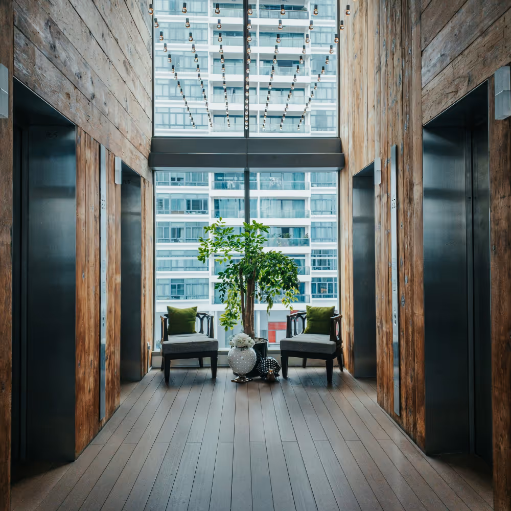 Salon moderno de edificio de trabajo con ascensores modernos