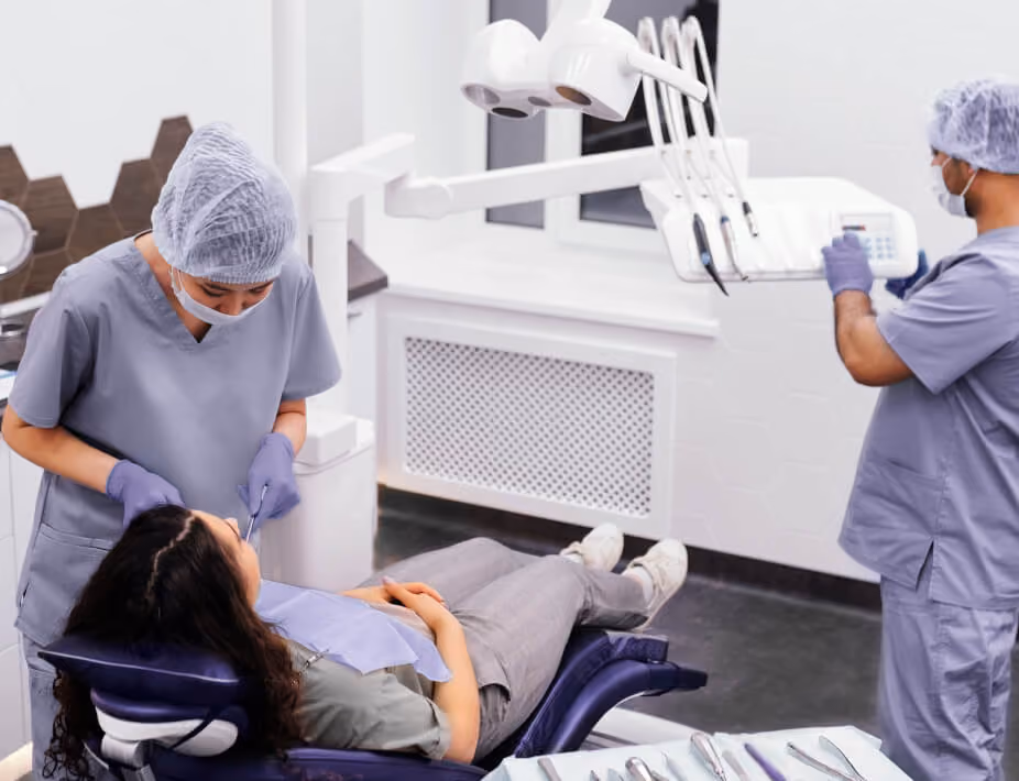 paciente evaluando opciones de tratamiento dental en clínica Allo Dental Tijuana