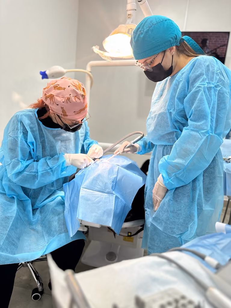 paciente evaluando opciones de tratamiento dental en clínica Allo Dental Tijuana