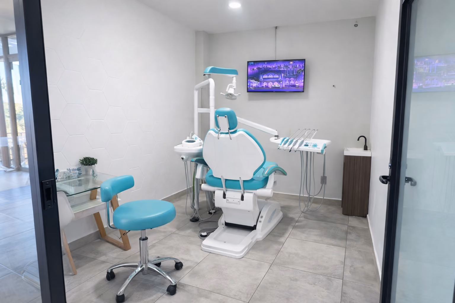 Paciente recibiendo atención dental en Allo Dental Tijuana, clínica dental premium
