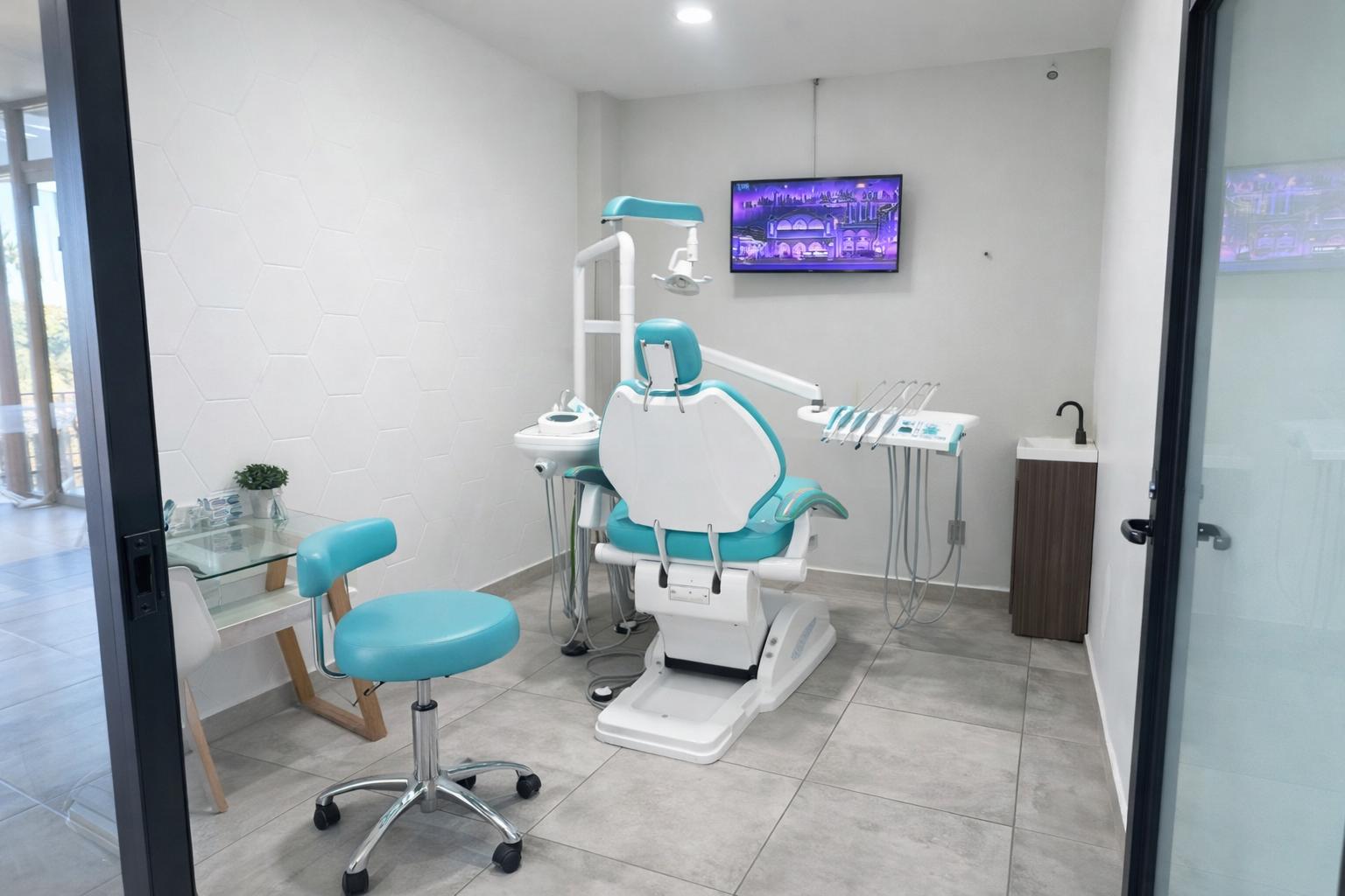 Paciente recibiendo atención dental en Allo Dental Tijuana, clínica dental premium