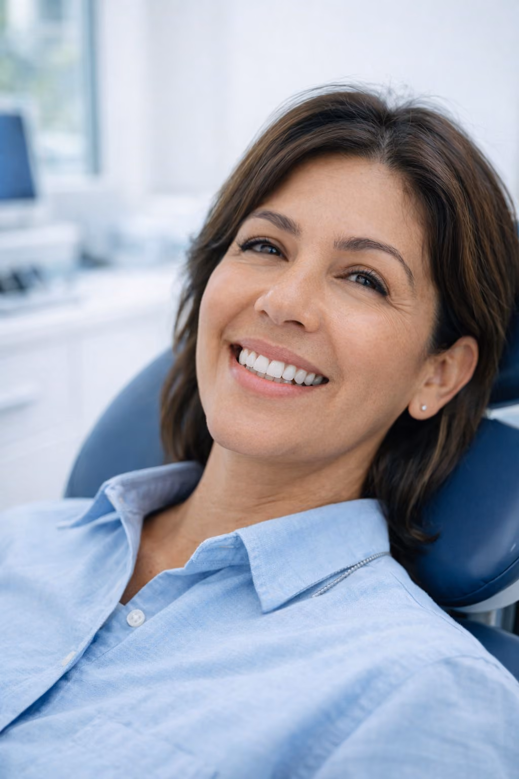 Paciente femenina con encías sanas después de tratamiento de periodoncia en Tijuana 
