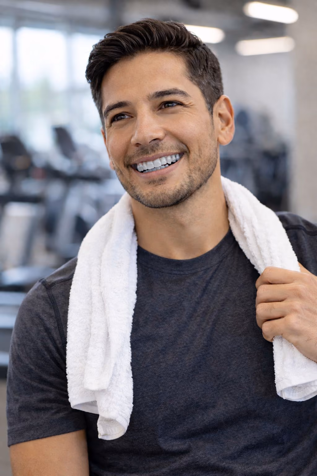Hombre latino usando protector bucal deportivo en gimnasio para proteger sus dientes