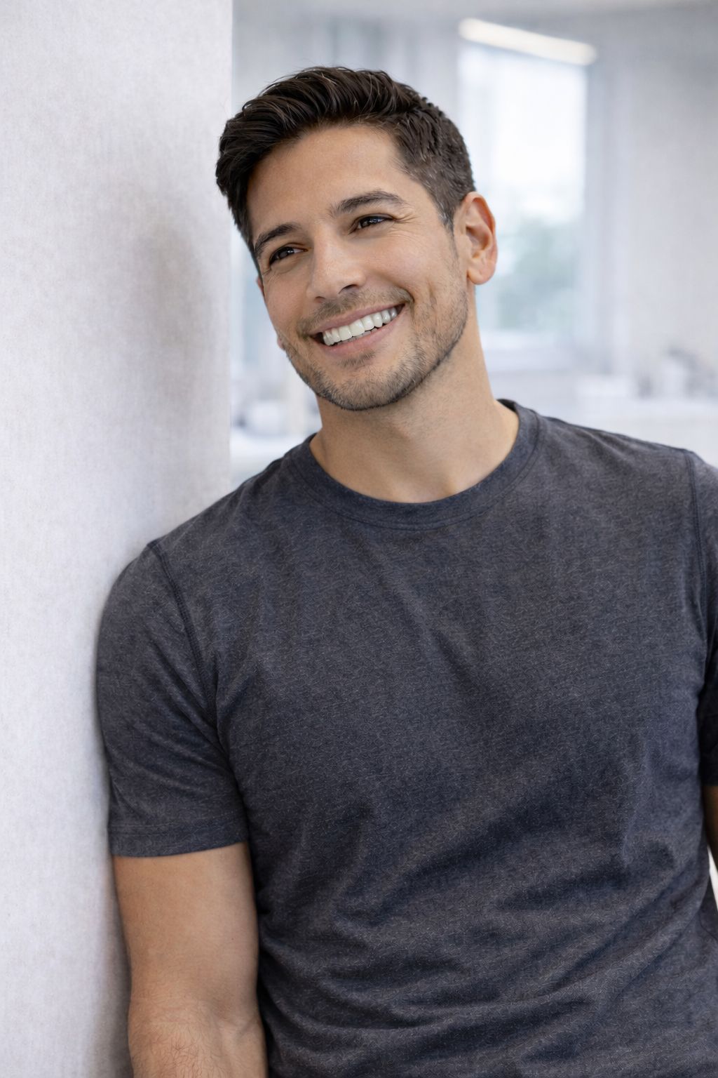 Hombre latino adulto sonriendo con dientes naturales después de usar protector bucal personalizado en Tijuana 