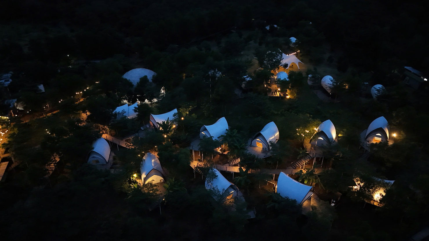 Toàn cảnh Panorama Glamping Hồ Trị An về đêm, khu glamping gần Sài Gòn với 17 lều riêng biệt có máy lạnh và nhà vệ sinh riêng, mang đến trải nghiệm nghỉ dưỡng yên tĩnh, tiện nghi giữa thiên nhiên hồ Trị An.