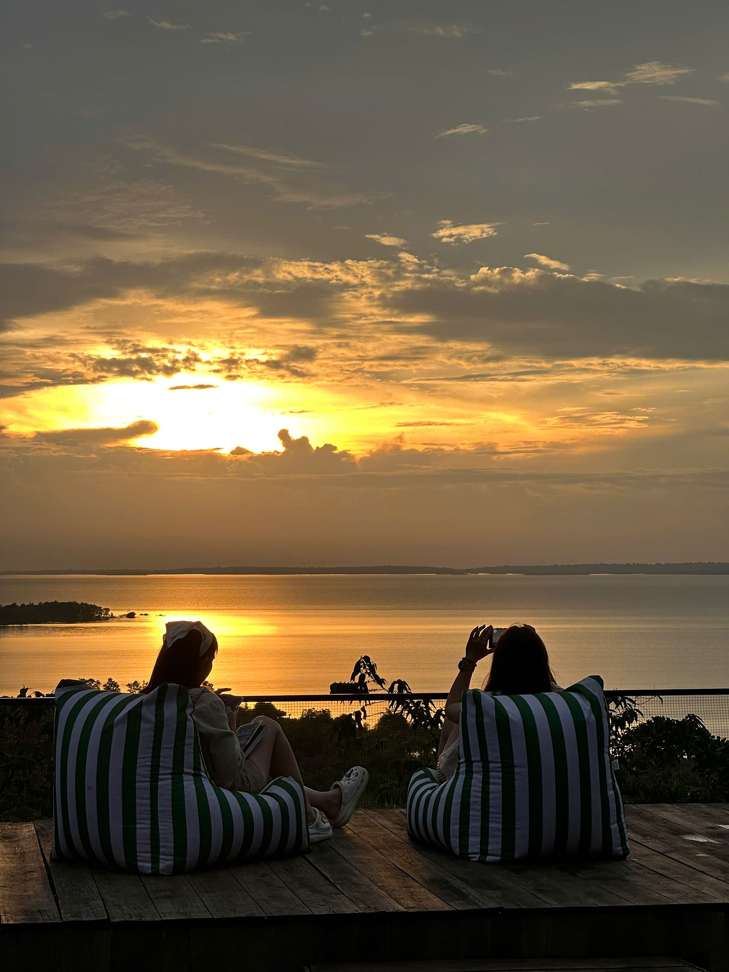 Panorama Glamping – glamping view hồ Trị An với khoảnh khắc hoàng hôn vàng rực, lý tưởng cho chuyến đi cuối tuần, không gian thư giãn nhẹ nhàng và trọn vẹn.
