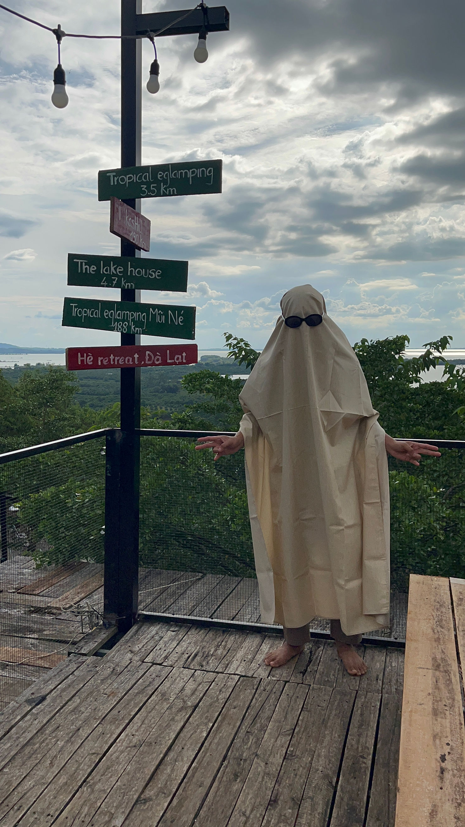 Halloween tại Panorama Glamping Hồ Trị An – nơi một “bé ma đáng yêu” đang lang thang chờ mọi người đến chụp hình check-in. Glamping gần Sài Gòn, cực chill, cực vui 👻.