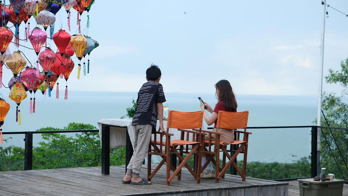 Ngắm cảnh từ triền đồi Panorama Glamping – nơi thiên nhiên tự “make-up” bầu trời với sắc xanh trong veo và mặt hồ Trị An lấp lánh. Một khoảnh khắc bình yên khó tìm thấy giữa Sài Gòn nhộn nhịp.