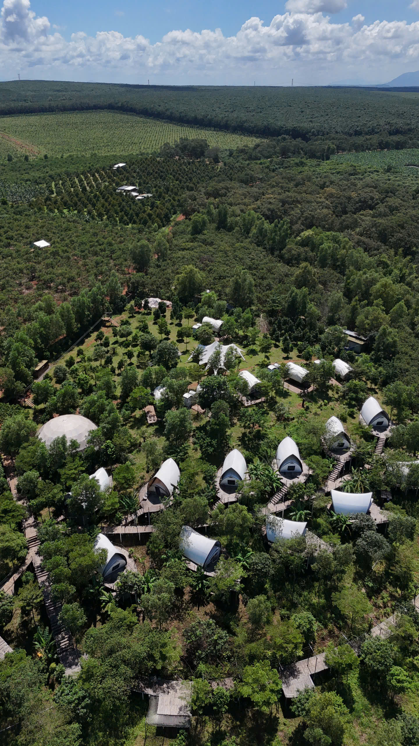 Toàn cảnh Panorama Glamping bên hồ Trị An – những mái lều Opera, Wagon ẩn mình giữa đồi xanh, ôm trọn tầm nhìn ra mặt hồ Trị An.