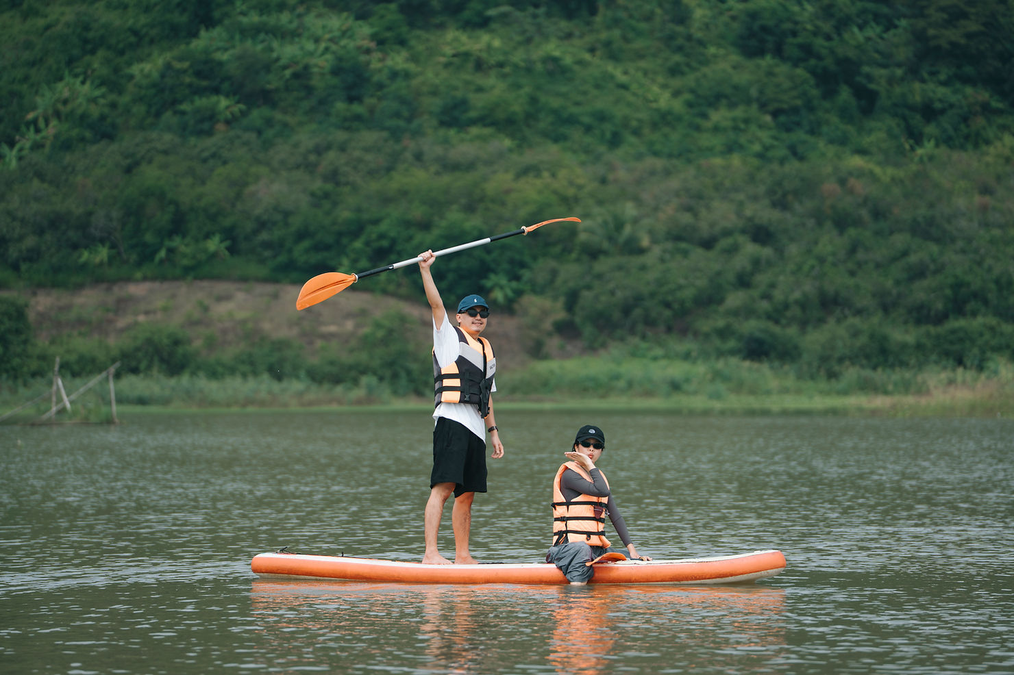 Chèo SUP tại The Lake House – Panorama Glamping hồ Trị An, trải nghiệm vừa thể thao vừa ngắm cảnh, lý tưởng cho glamping gần Sài Gòn.