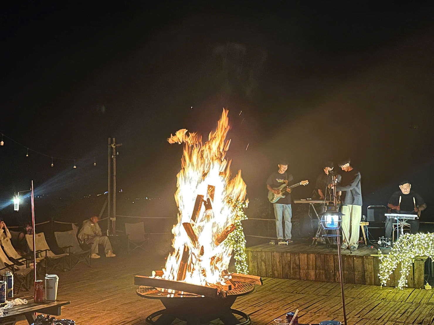 Team quây quần bên vòng xoay lửa rực rỡ, thưởng thức BBQ và nhạc acoustic – hoạt động đặc trưng tại khu cắm trại gần TPHCM 