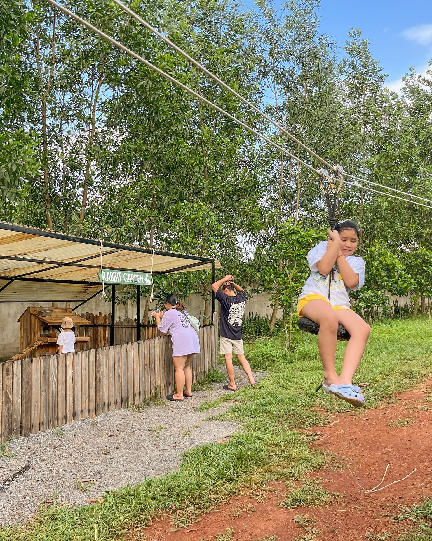 Trẻ em vui chơi tại Panorama Glamping Hồ Trị An, khu glamping cho gia đình gần Sài Gòn với không gian trong lành, nhiều hoạt động ngoài trời an toàn và thân thiện cho trẻ em.