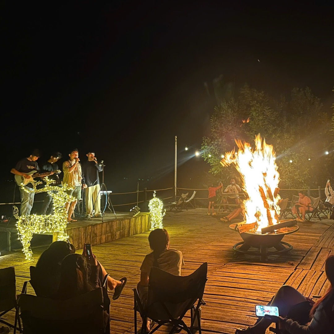 Lửa trại bập bùng tại Panorama Glamping – nơi du khách quây quần bên nhau, thưởng thức âm nhạc sống và tận hưởng không khí trong lành giữa thiên nhiên