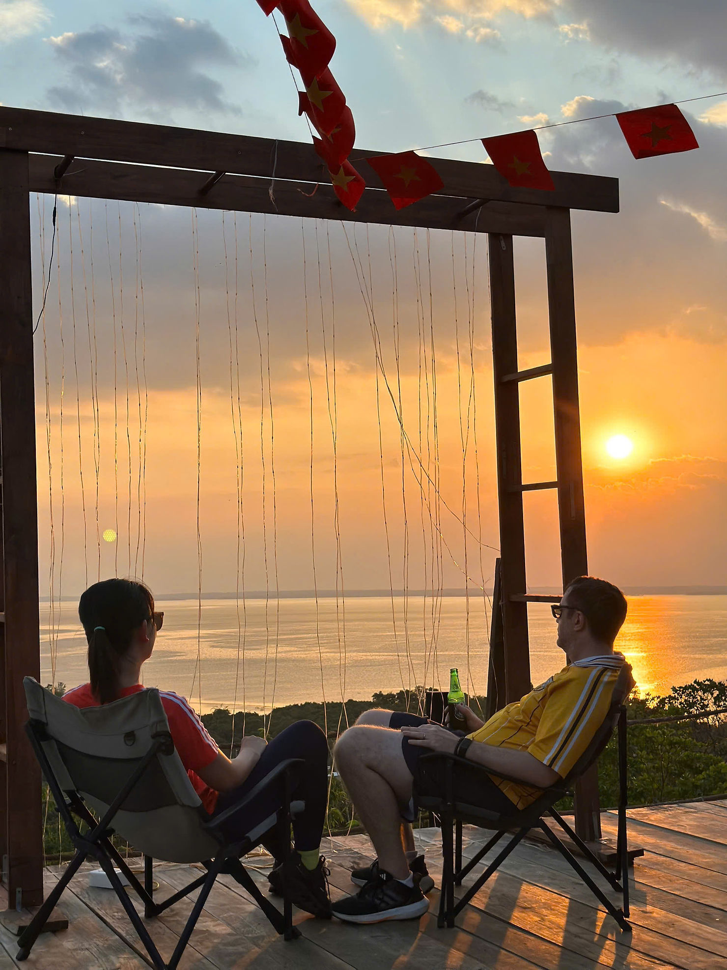 Khoảnh khắc lãng mạn ngắm hoàng hôn 360° trên hồ Trị An tại Panorama Glamping, nơi có thể tận hưởng sự bình yên, riêng tư và đầy cảm xúc.