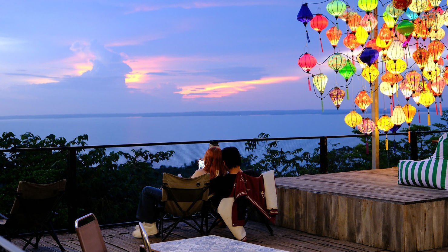 Hoàng hôn tại Panorama Glamping – khu cắm trại gần TPHCM với view hồ Trị An 360°, không gian nghỉ dưỡng yên tĩnh gần thiên nhiên, được nhiều khách chọn là glamping gần Sài Gòn đẹp nhất để ngắm hoàng hôn.